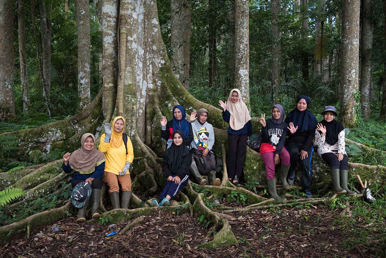 The Maju Bersama KPPL (Kelompok Perempuan Peduli Lingkungan), a women’s environmental group from Pal VIII village, Bengkulu, Sumatra, Indonesia | Credit: Jacob Maentz